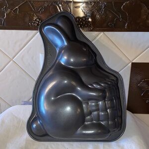 Like new Nordic Ware Easter Bunny rabbit cake baking pan mold